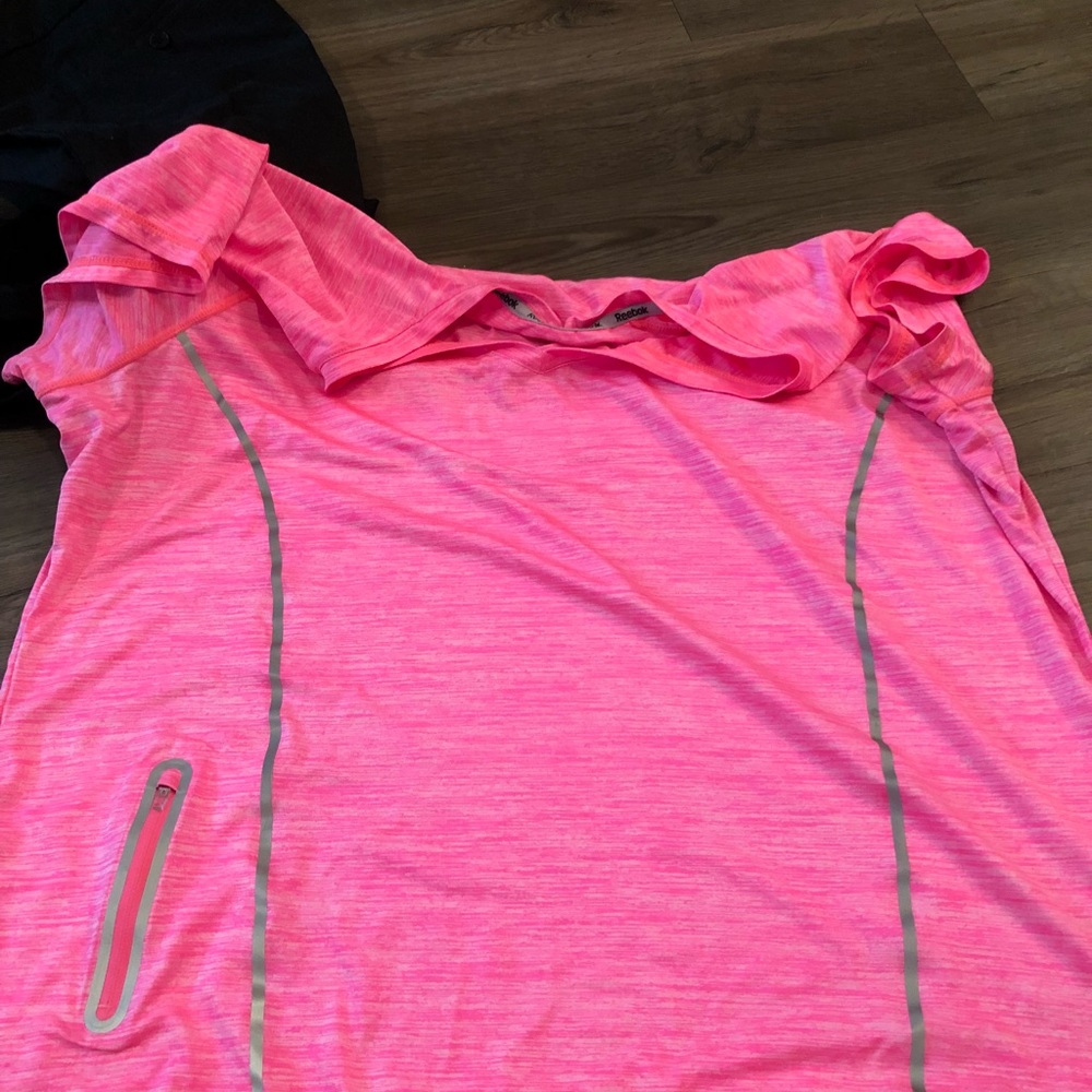 Reebok workout top! Very comfortable